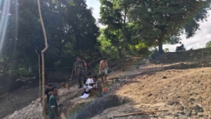 Babinsa Koramil 05/Waingapu Bersama Warga Bangun Pondasi Jembatan Garuda