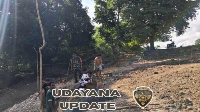 Babinsa Koramil 05/Waingapu Bersama Warga Bangun Pondasi Jembatan Garuda