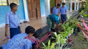 Yonarmed 12 Kostrad Tanamkan Kepedulian Lingkungan di SMPN Dafala pada Hari Bumi 2026