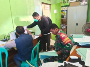 Babinsa Poto Tano Tingkatkan Sinergi dengan Warga Lewat Komsos di Mantar