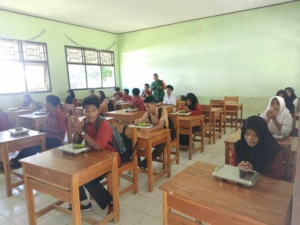 Program Makan Bergizi Gratis di SMPN 1 Poto Tano Berjalan Lancar dengan Pendampingan Babinsa