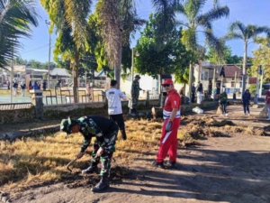 50 Warga Ikut Gotong Royong, Alun-Alun Jereweh Kembali Bersih