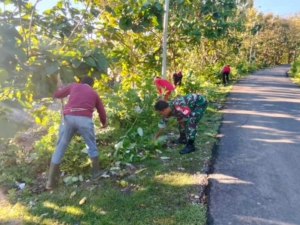 Sinergi Babinsa dan Masyarakat, Aksi Bersih Sampah di Jembatan Otak Desa