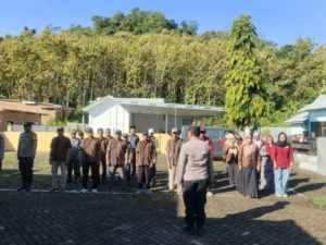 Sinergi Babinsa dan Linmas, Apel Pos Kamling Digelar di Desa Mujahiddin