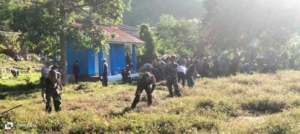 Babinsa Kelurahan Dalam Ajak Warga Jaga Kebersihan TPU Batu Aden