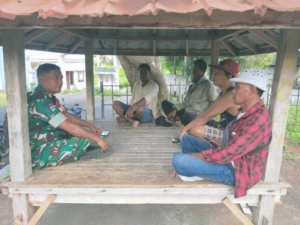 Serka Rustam Tampil Terdepan, Babinsa Hu’u Bina Warga Demi Kemajuan Pariwisata