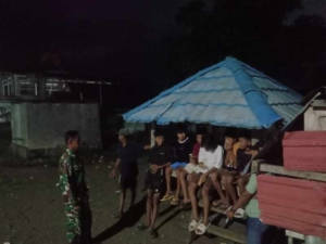 Babinsa Hadir di Tengah Malam, Menjaga Harmoni Remaja dan Desa Serakapi
