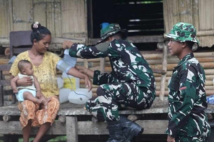 Satgas TMMD Ke-128 Kodim 1629/SBD Door to Door Cek Kesehatan Warga Umbu Wangu