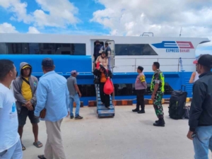 Arus Penumpang di Pelabuhan Ba’a Berjalan Lancar