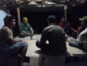 Ronda Malam di Ointala Atas, Babinsa Ajak Warga Peduli Lingkungan