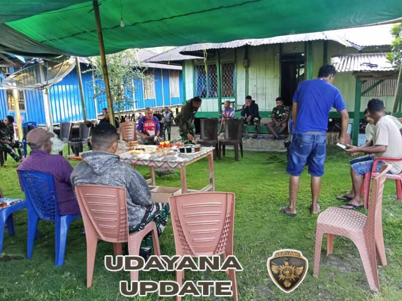 Momen Haru di Lokasi TMMD Ende, TNI dan Warga Makan Siang Bersama Penuh Keakraban