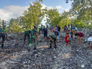 Momen Hangat TMMD: TNI dan Warga Aelipo Duduk Santai Penuh Canda Usai Kerja Bakti