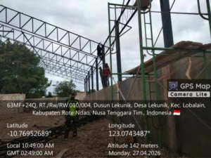 Babinsa Monitoring Pemasangan Kuda-Kuda KDKMP Desa Lekunik
