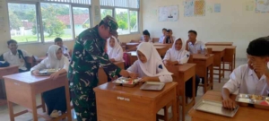 Dukung Gizi Pelajar, Babinsa Sertu Chaerudin Dampingi Pelaksanaan MBG di Sekolah