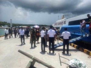 Babinsa Pantau Kedatangan Kapal Expres Bahari 8E di Pelabuhan Ba’a