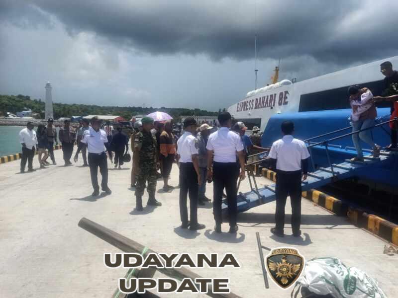 Babinsa Pantau Kedatangan Kapal Expres Bahari 8E di Pelabuhan Ba’a