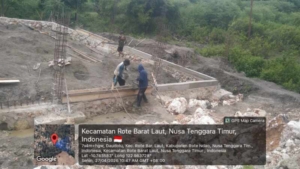 Babinsa Pantau Pekerjaan Slof Bawah di Desa Tualima