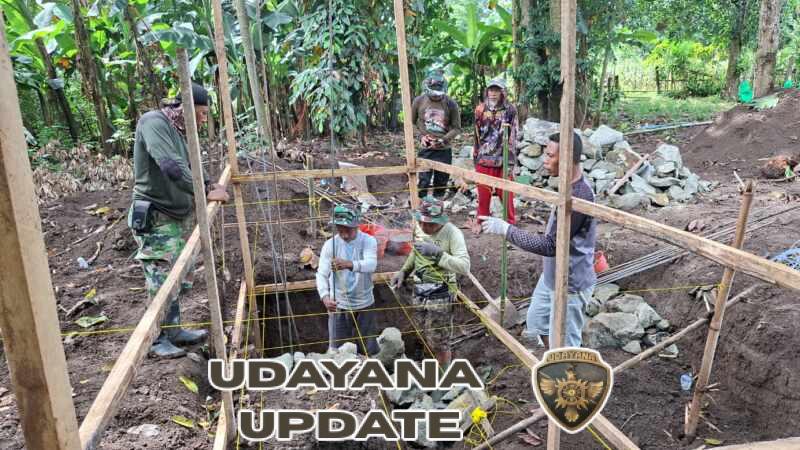 Gotong Royong Warga Nowa, Sertu Sudirman Pimpin Pemasangan Pondasi Polin Jembatan Garuda