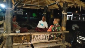Babinsa Sepapan dan Tokoh Masyarakat Patroli Bersama, Tingkatkan Keamanan Lingkungan