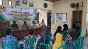 Babinsa dan Aparat Desa Salurkan BLT DD Tahap I untuk Warga Bukit Damai
