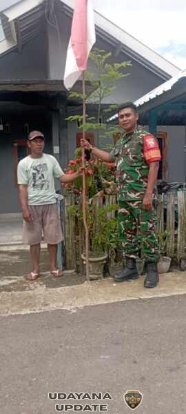 Wujud Nasionalisme, Babinsa Seminar Salit Libatkan Warga Pasang Bendera di Rumah