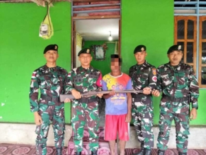 Yonarmed 12 Kostrad Amankan Senjata Peninggalan Lama, Warga Perbatasan Serahkan Sukarela
