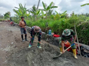 Panas Tak Menghalangi Semangat Personel TMMD Bangun Irigasi untuk Petani Lombok Timur