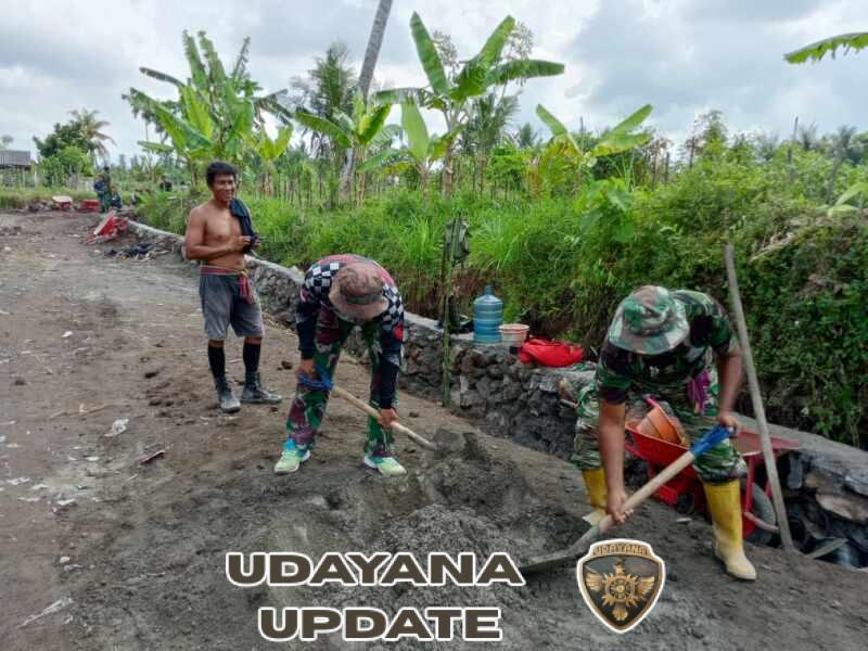 Panas Tak Menghalangi Semangat Personel TMMD Bangun Irigasi untuk Petani Lombok Timur