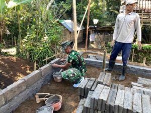 Progres pembangunan RTLH milik Wayan Darmada oleh Satgas TMMD ke – 128 Kodim 1623/Karangasem capai 43 %.