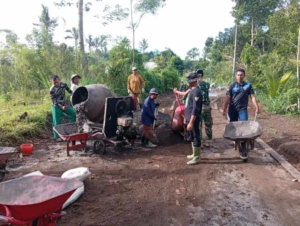 Satgas TMMD ke 128 Kodim 1623/Karangasem bersama masyarakat bahu membahu pembuatan rabat beton sepanjang 1.450 Meter
