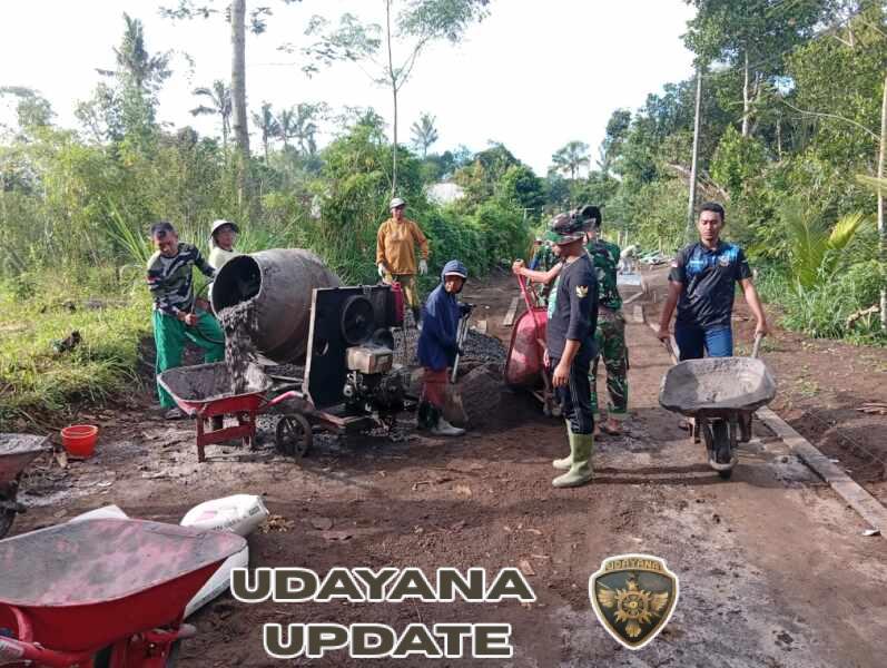 Satgas TMMD ke 128 Kodim 1623/Karangasem bersama masyarakat bahu membahu pembuatan rabat beton sepanjang 1.450 Meter