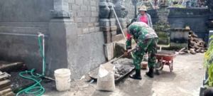 Wujud Nyata Kepedulian TNI Kepada Warga, Babinsa Jatiluwih Bantu Warga Perbaiki Penyengker Merajan