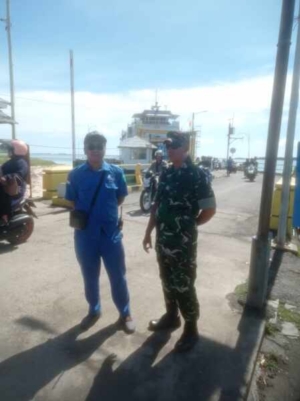 Babinsa Poto Tano Tingkatkan PAM di Area Pelabuhan Penyeberangan