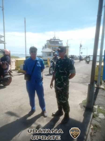 Babinsa Poto Tano Tingkatkan PAM di Area Pelabuhan Penyeberangan