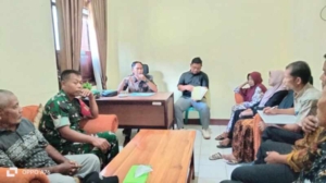 Babinsa Koramil Taliwang Hadir Selesaikan Permasalahan Warga Lewat Mediasi