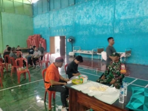 Sertu Junaidin Dampingi Kegiatan Sosial Sunat Massal di Gedung Serba Guna Rempe