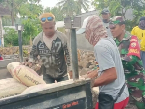 Serda Muhamad Hidir Dampingi Warga dalam Kegiatan Gotong Royong Pembangunan Rumah
