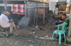 Komsos Babinsa Seran Bahas Dampak Luapan Sungai pada Lahan Sawah Warga