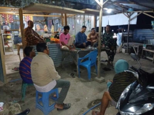 Wujud Kepedulian, Babinsa Desa Daha Turun Langsung Ronda Bersama Warga