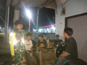 Ronda Malam di Dusun Sigi, Babinsa Ajak Remaja Jaga Masa Depan