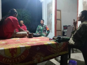 Kongkow Bersama Warga, Babinsa Tingkatkan Kamtibmas di Dusun Cakra Baru