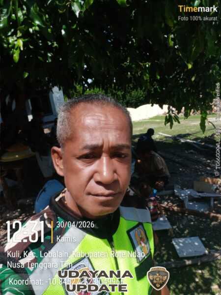 Babinsa Pantau Pekerjaan Angkur di KDKMP Desa Kuli Aisele