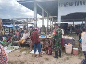Babinsa Koramil 01/Loli Komsos di Pasar Lokory, Pererat Hubungan dengan Warga