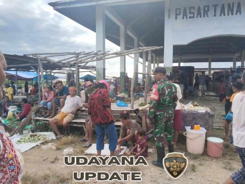 Babinsa Koramil 01/Loli Komsos di Pasar Lokory, Pererat Hubungan dengan Warga