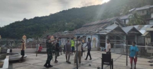 Babinsa Pulau Pura Gotong Royong Bersama Warga Siapkan Tenda Khitanan
