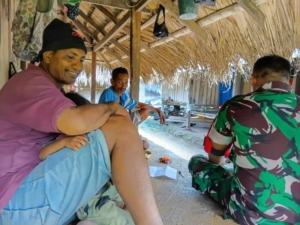 Babinsa Pahunga Lodu Aktif Monitoring Wilayah dan Jalin Komunikasi dengan Warga Hadakamali