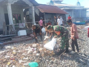 Solid! TNI, Pelajar, dan Warga Kompak Gelar Bakti Lingkungan di Desa Terong