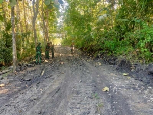 Bawah Langit Mendung, TNI dan Warga Tetap Kompak Bangun Jalan TMMD Ke-128 di Ende
