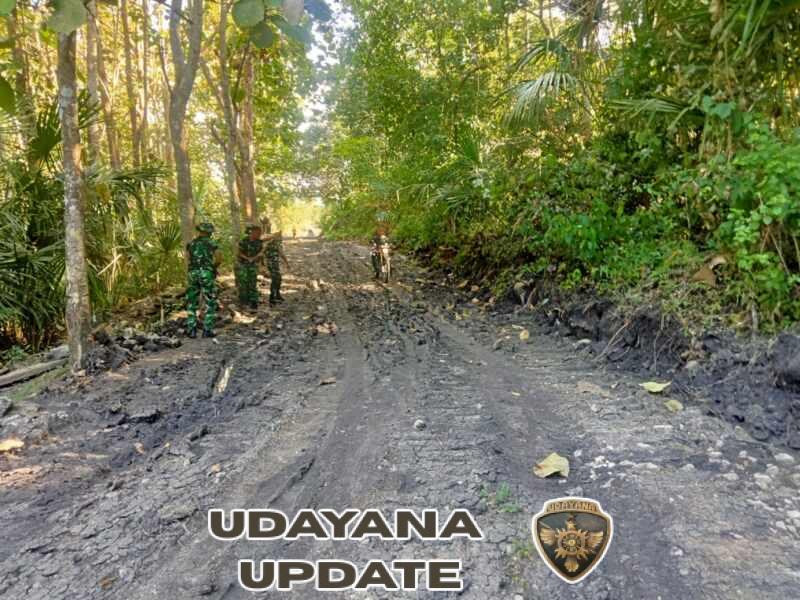 Bawah Langit Mendung, TNI dan Warga Tetap Kompak Bangun Jalan TMMD Ke-128 di Ende