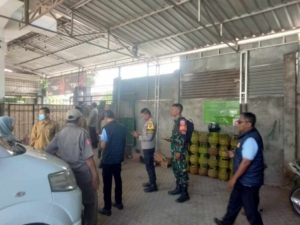 Babinsa Tembeng Putik Serda Darmawan Monitoring Satgas LPG, Pastikan Tepat Sasaran